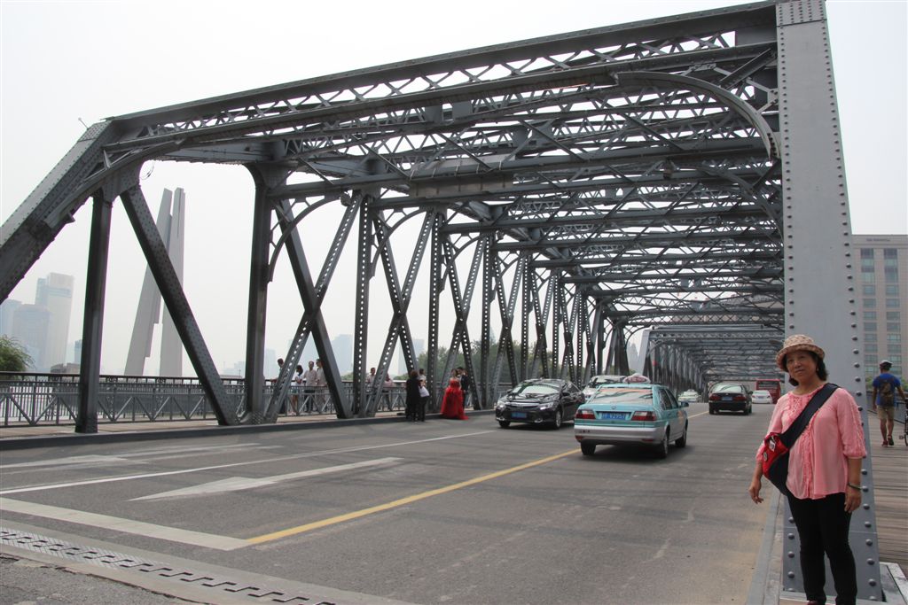 外白渡橋，始建於清末1907年，抗戰時期橋上橋下、橋頭橋尾見證多少中國人民的苦難與生死。