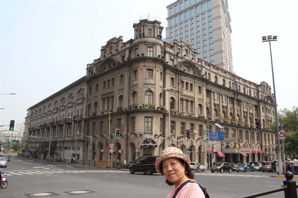 浦江飯店，原名禮查(Richards Hotel)飯店，係上海及全中國第一家西式飯店，名播遠東，始建1846年，1857年遷建現址(外白渡橋頭)，英名更改為Astor House Hotel，中名未改，1907擴建，設計為具有新古典主義維多利亞巴洛克式建築，現由"上海早晨"經營中。