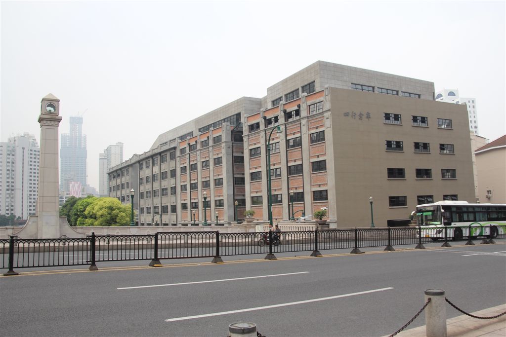 從西藏橋上望向倉庫光鮮亮麗面