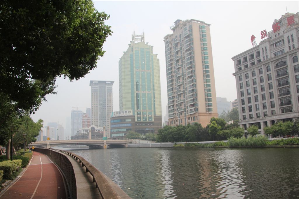 倉庫正前方靜靜的吳松江與西藏路橋，高樓林立處是從前的西方租界