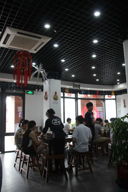 午餐時間人客多，店面乾淨