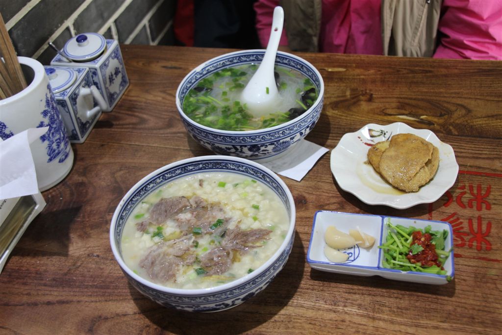 據說是上貢秦始皇，請他代言過且傳到現代的美食(有湯匙的那一碗)，另一碗是麵疙瘩。