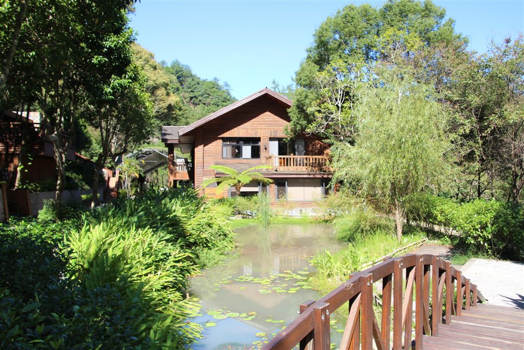 園區一景，木屋處是園方辦公室及餐廳