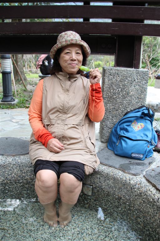 谷關公園，谷關台電宿舍前，洗洗腳，又可吃到五葉松冰棒，有人請客