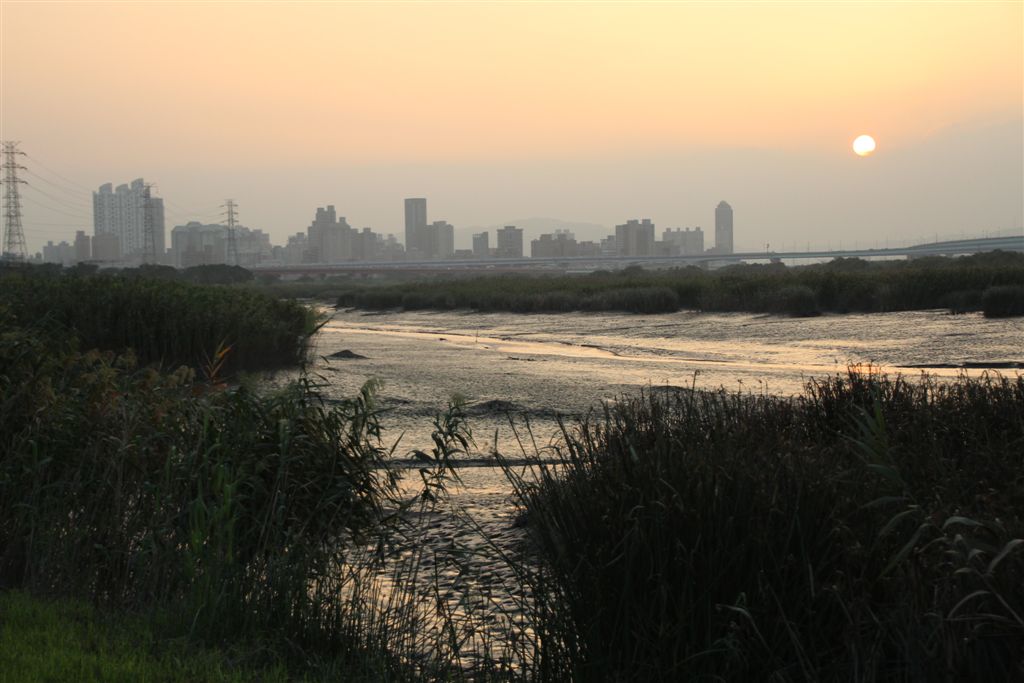 日落河景