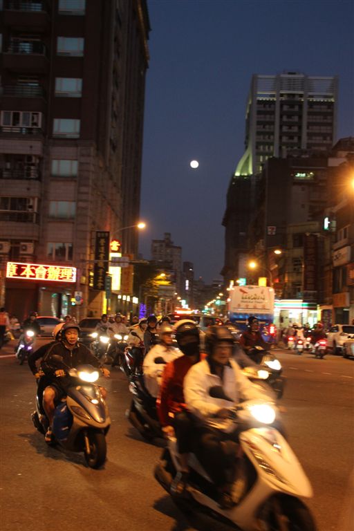 他們在台北辛苦工作，卻要駕著不安全的機車，趕回外縣市與家人共進晚餐