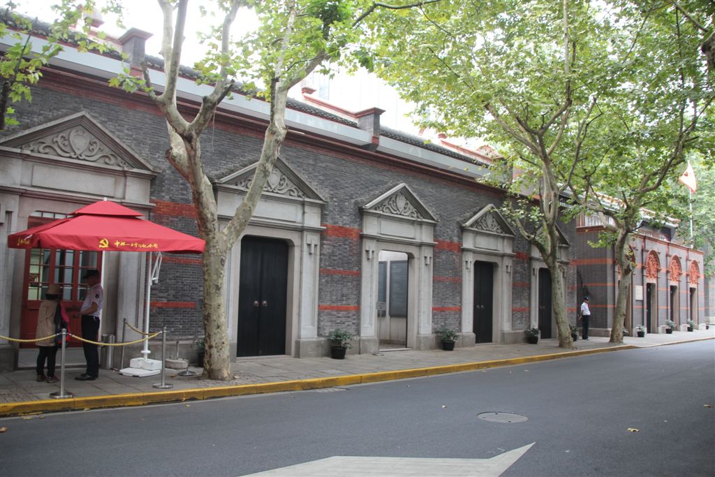 館前是興業路，紀念館當時是富商豪宅，近已重建