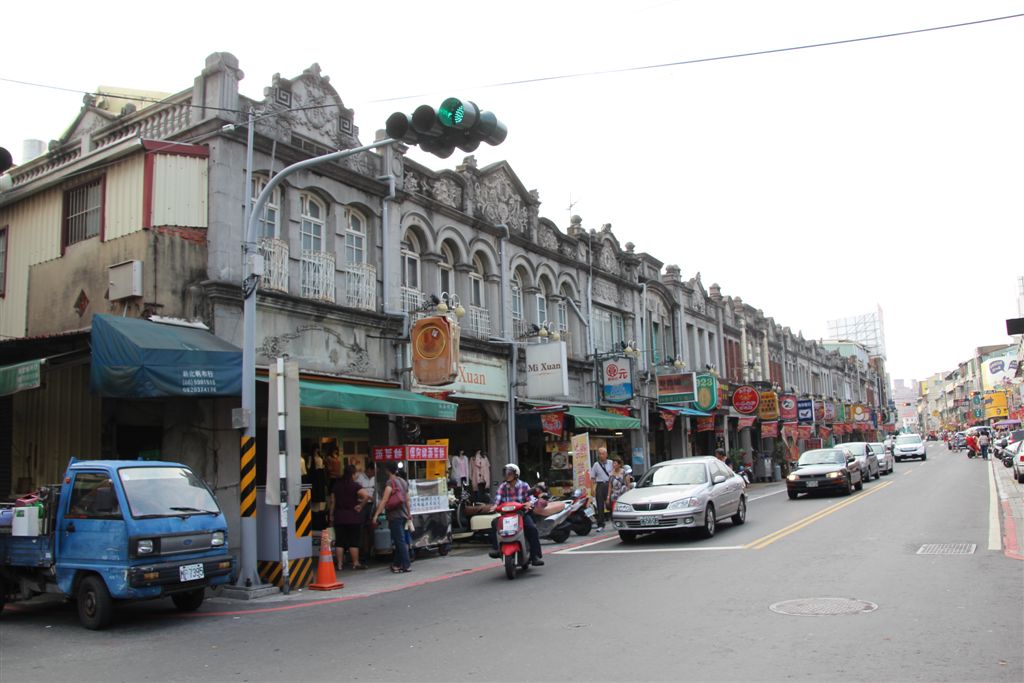 開始於日據時期的市街道改正，都是約在1919至1930年間，由殖民政府頒令輔導，地方富商及商業社團等出資響應，共襄盛舉。