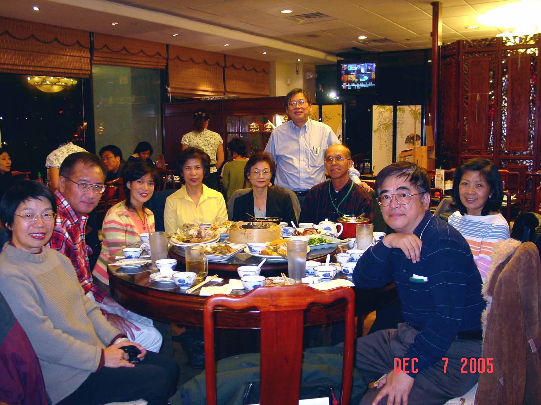 12月7日Houston 伙伴聚會，左起：李威娜，周光儀，許淑娟，錢莉，李威娜友人，阿歪，李威娜友人，張榜奎，楊為明。