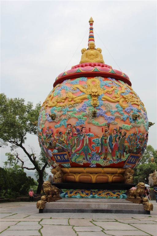 球上雕有天龍八部、大智圓融...