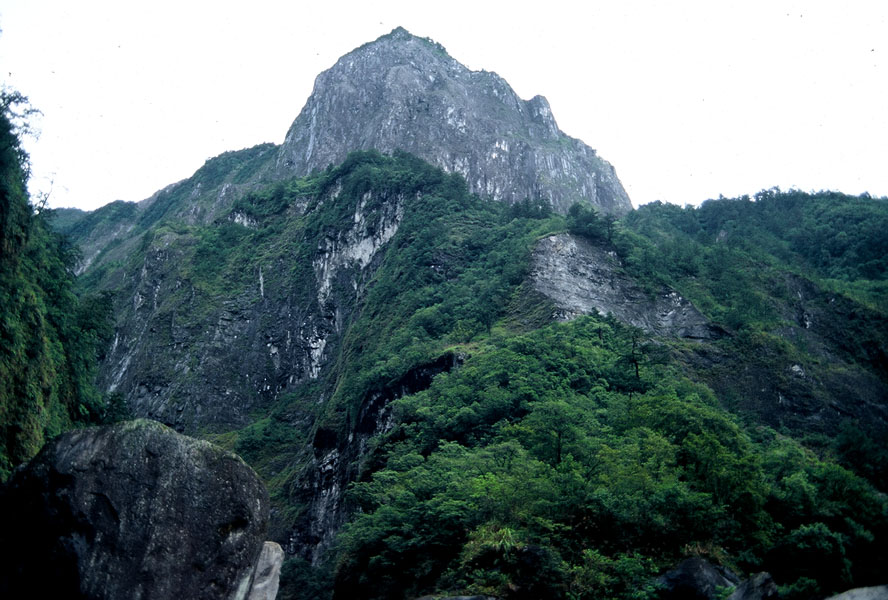 像城堡的針山, 從安萊溪向上仰望時所見的.