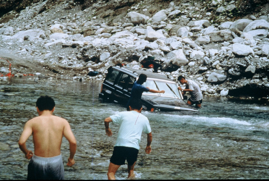 吉普車落入溪中凹坑