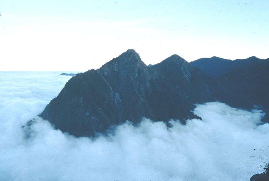 雲海包圍二子山