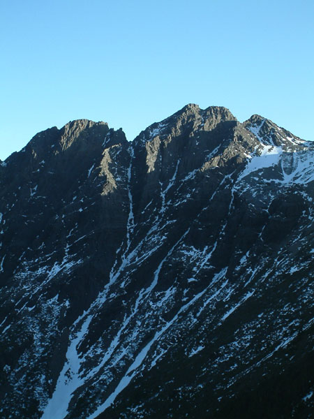 由圓峰附近所見到的玉山南峰北壁, 由這個角度看起來, 中央雪溝似乎被岩石所分隔. (俊宏 攝)