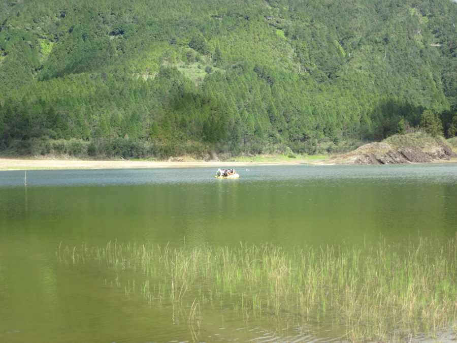 有一艘小艇在翠峰湖