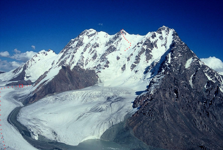 博格達峰有三個峰, 左為最高峰5445m.中為此次攀登的二峰5287m. 紅點為行進路線, 部份路線被三峰延伸下來的稜線擋住.