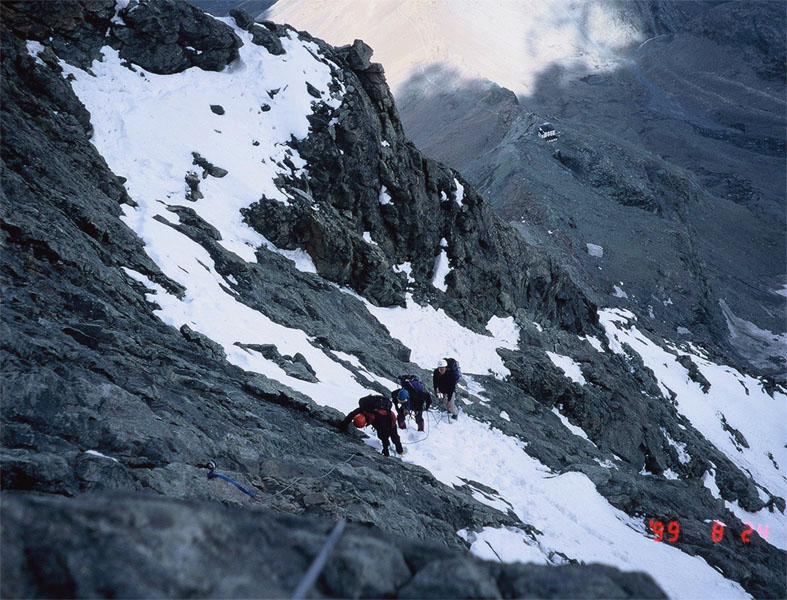 採用running belay 繩隊同時行進, 遠處下方的屋子是登山客棧