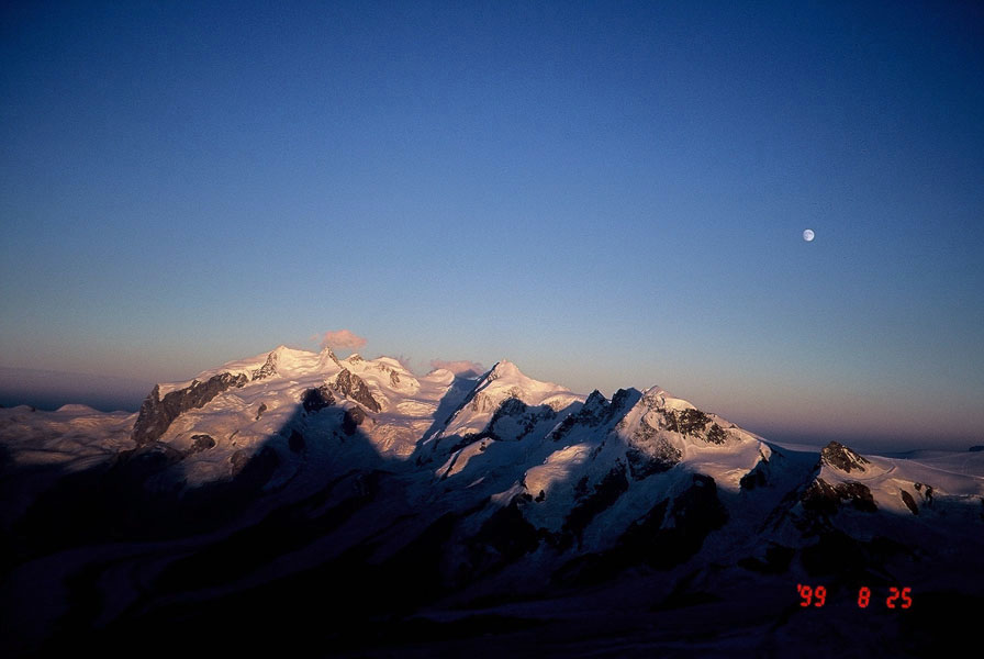 黃昏的山景