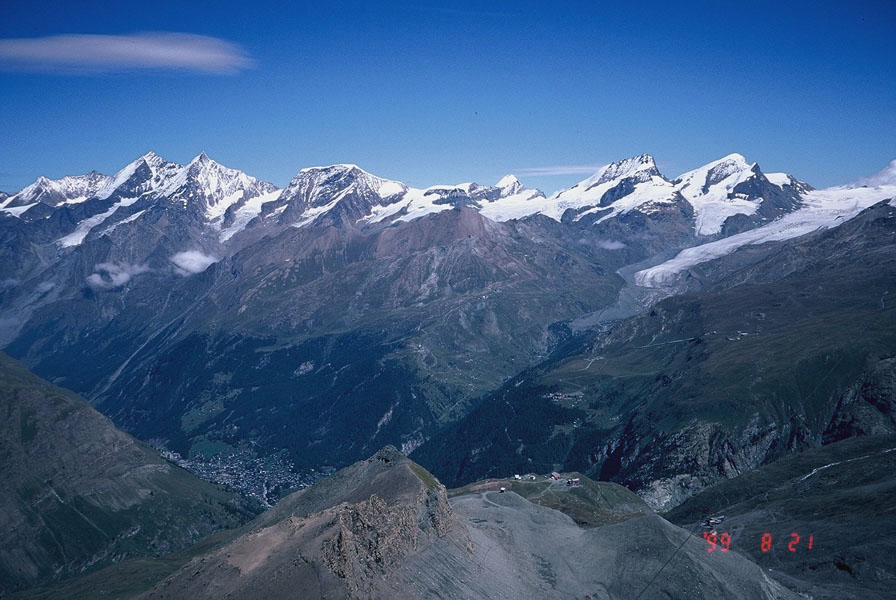 阿爾卑斯典型山景: 山巔為雪峰冰河, 其下為草坡或岩坡, 再下為森林.
