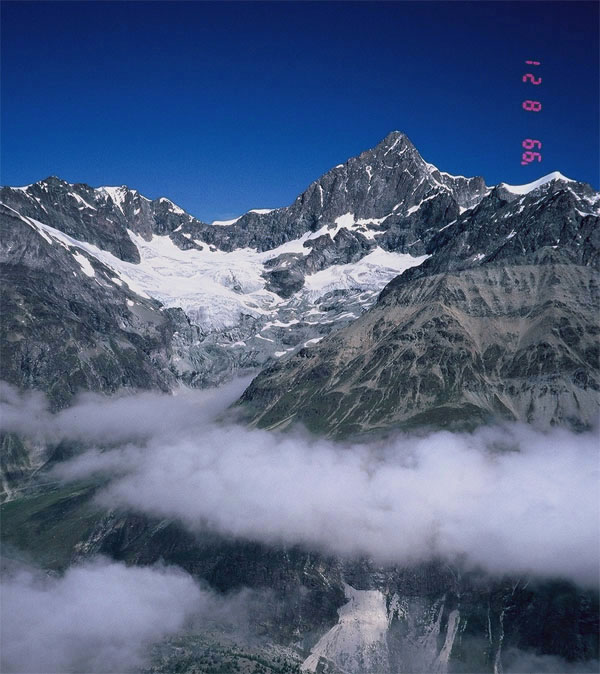 帶狀的雲腰繞著山. 當搭纜車破雲而出時, 會有到天境的感覺.
