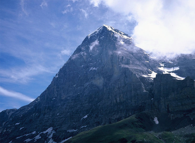 愛格峰. 這面壁高1800m, 是阿爾卑斯最壯觀的北壁.