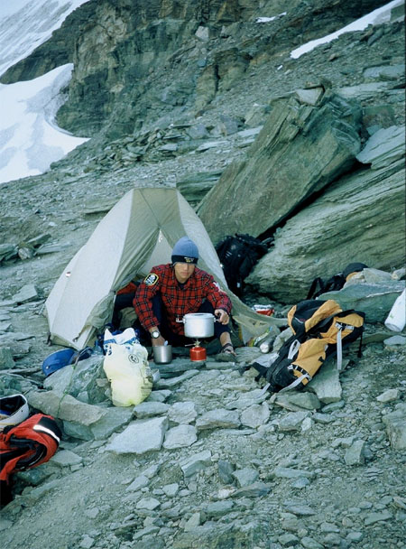在登山客棧旁紮營