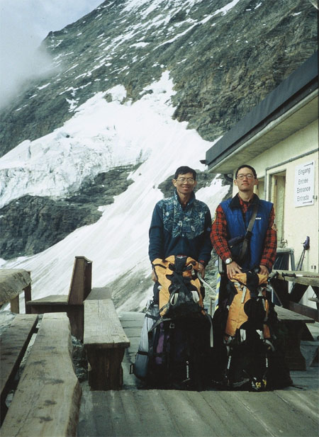 登頂下山後, 在登山客棧旁合照. 左為賴明佑.右為曾慶宗.