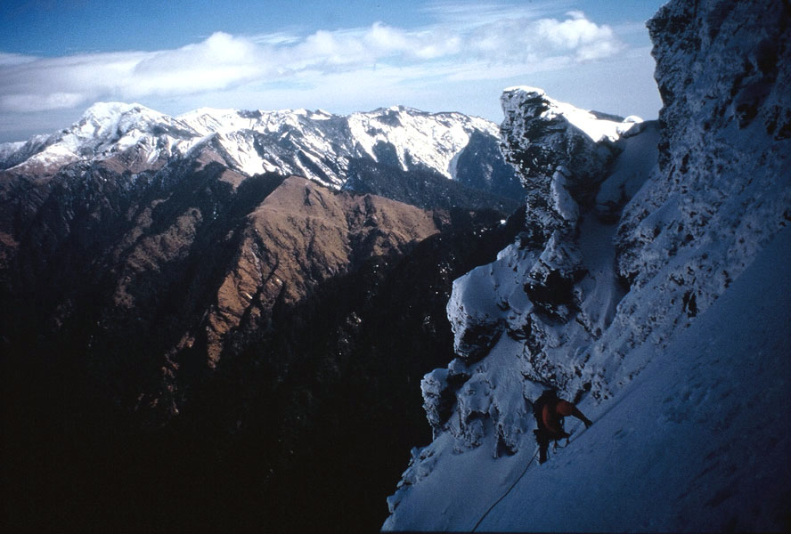 橫渡大雪坡, 背景是南湖大山. (照片要順時針轉6度, 才正)