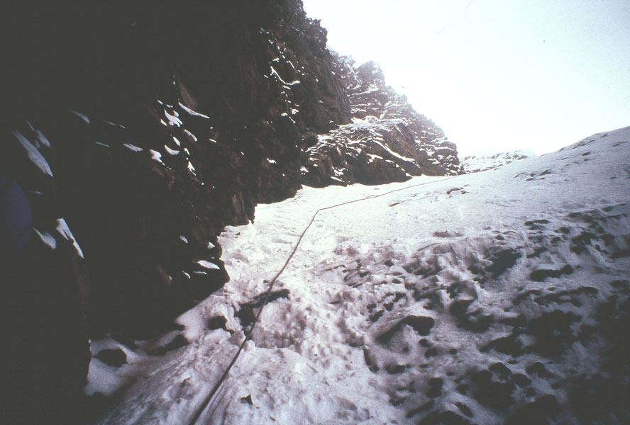 雪溝頂端, 往右偏.接北稜.