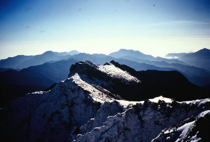 前方為中央尖東峰, 後方為花蓮方向的山.