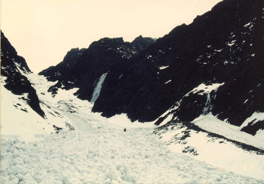 劍溝, 3000m~3150m處堆了許多(雪崩造成的)大雪塊, 3200m處有冰瀑.